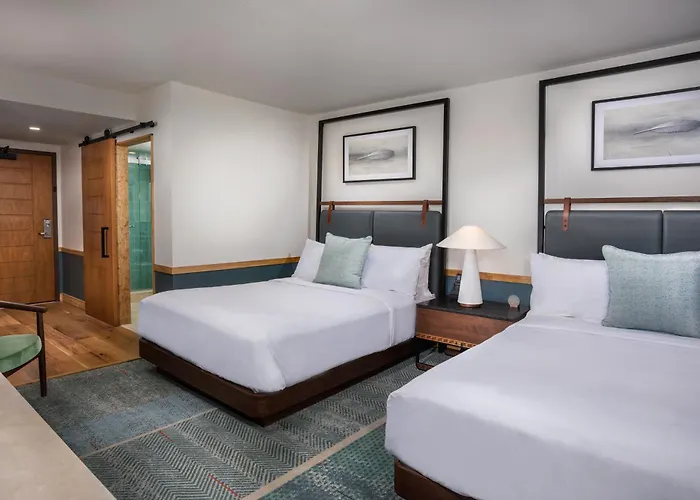 What are the best hotels near Lake Kittamaqundi?